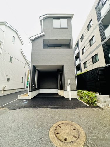 画像：■1号棟外観 可愛らしいホワイとをベースに木目の玄関ドアがアクセント！駐車場完備です！